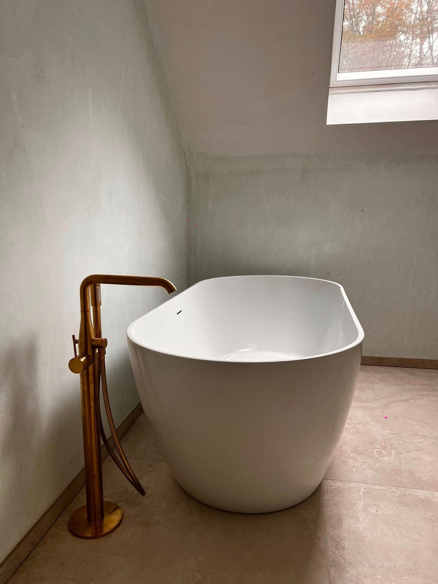 Baignoire îlot — robinetterie or