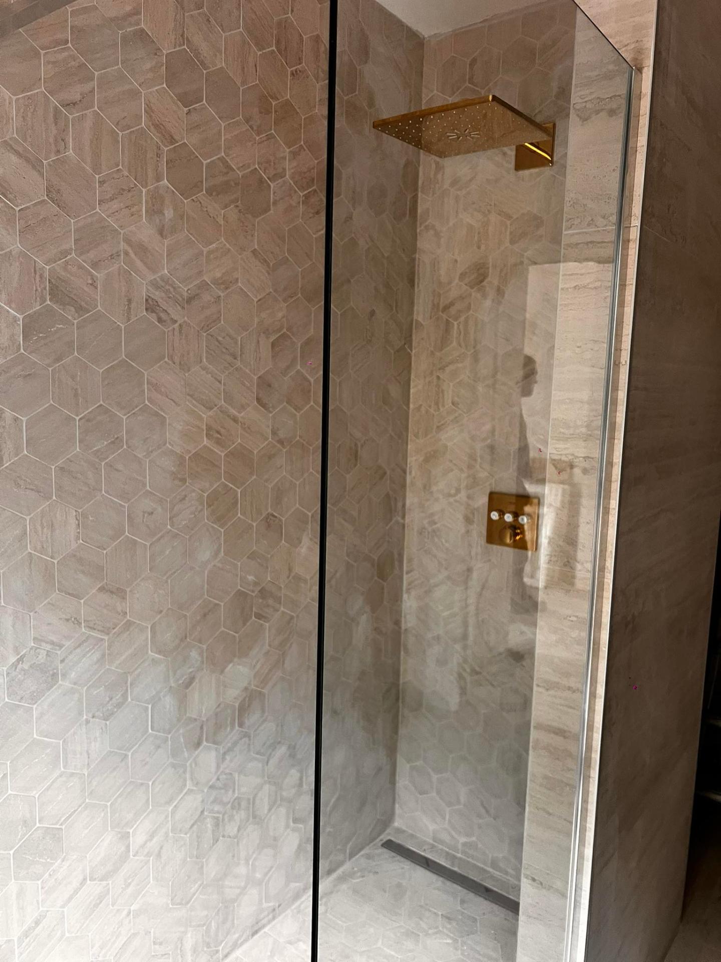 Douche carrelage hexagonal