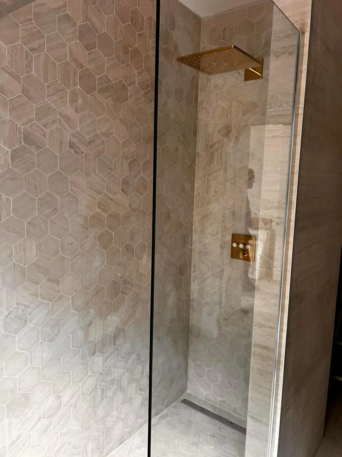 Douche carrelage hexagonal